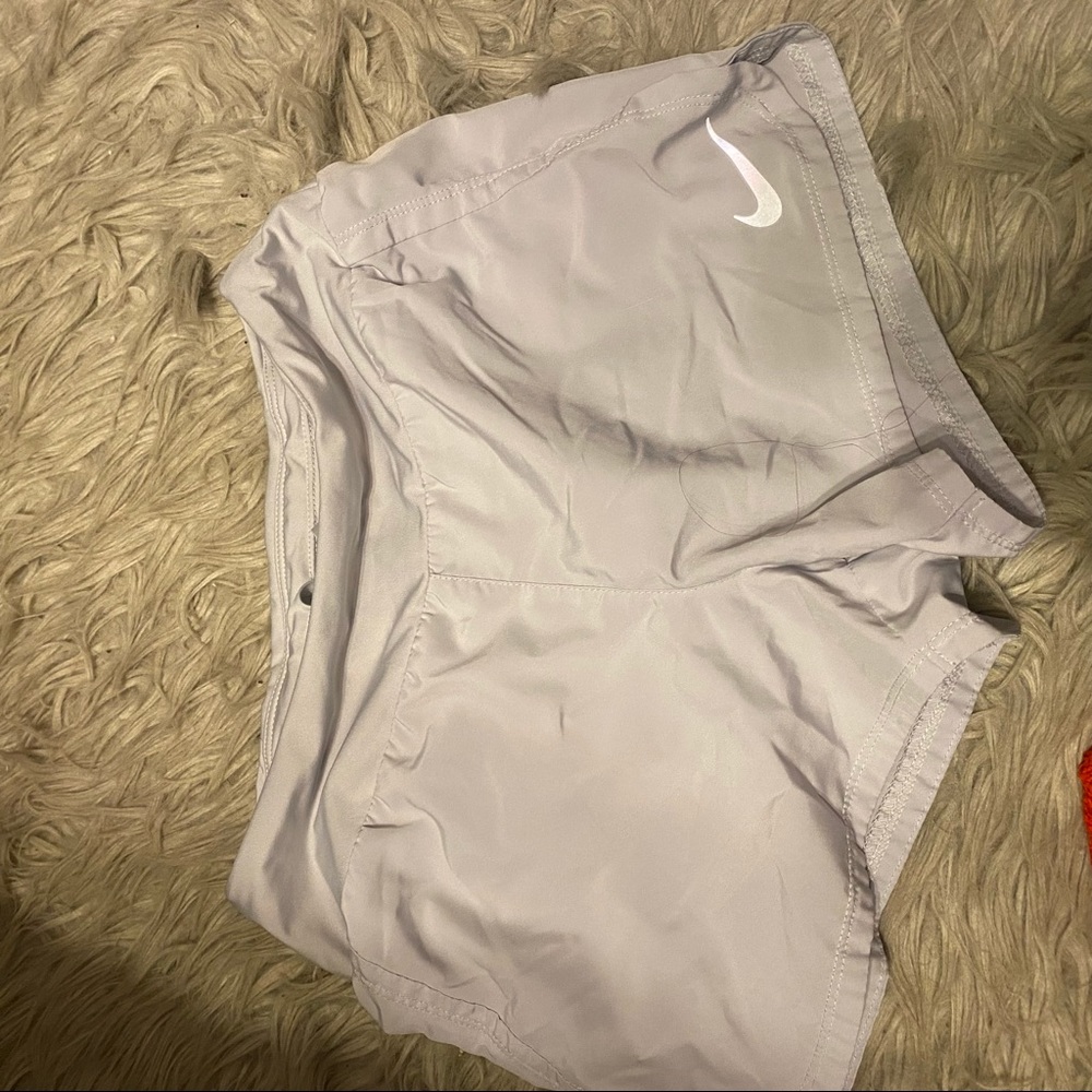 grey shorts